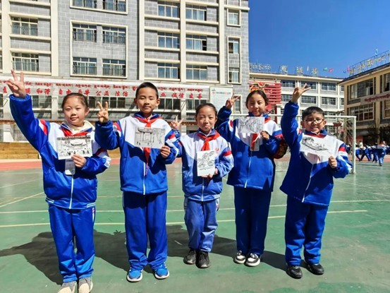 昌都孩子收到銅梁龍隊球員手寫的明信片。重慶銅梁龍足球俱樂部供圖