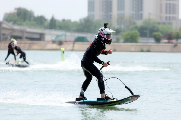 國內外選手逐浪烏江。主辦方供圖