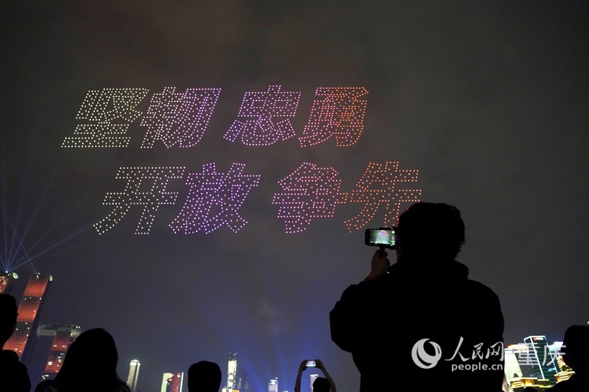 重慶“兩江四岸”啟動常態化無人機燈光秀展演，吸引不少市民、游客前來觀賞。人民網記者 劉祎攝