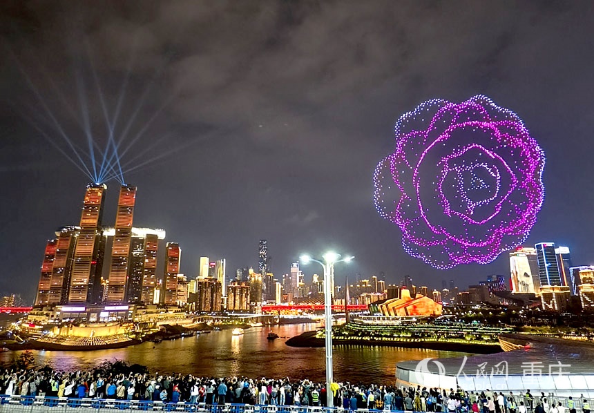 重慶“兩江四岸”啟動常態化無人機燈光秀展演，吸引不少市民、游客前來觀賞。陳琦攝