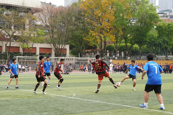 足球賽比拼。重慶一中供圖