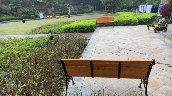 新安裝的小區便民座椅。楊銳攝