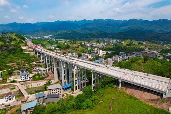 萬開達高速岳溪河大橋T梁架設全面完成。王長宇攝