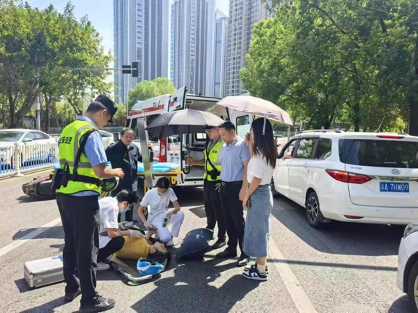 渝中區化龍橋街道群防機動隊開展救助工作。受訪單位供圖