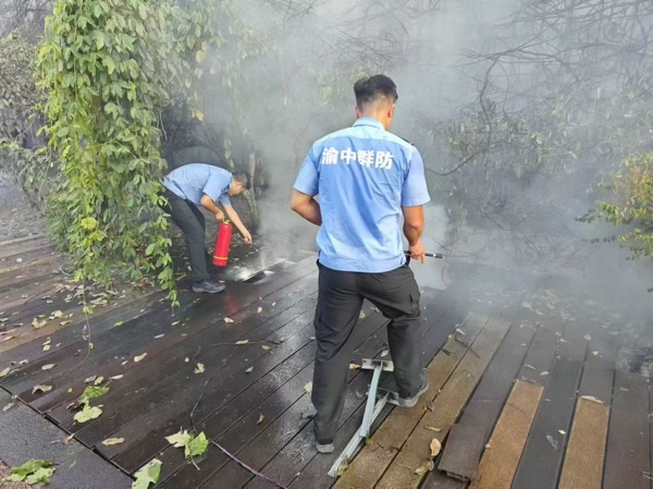 綠化帶著火，渝中區化龍橋街道群防機動隊及時撲滅。受訪單位供圖