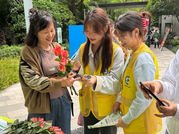 大石壩街道居民居民通過"小熊分分"小程序兌換鮮花。受訪單位供圖