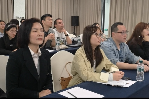 川渝新聞業務大講堂現場，新聞工作者仔細聆聽。楊圣龍攝