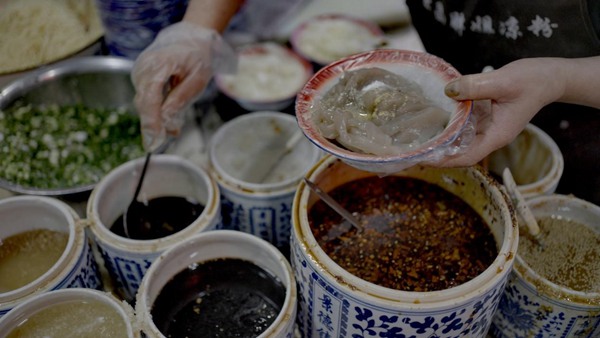 打卡榮昌特色涼粉。國網重慶永川供電公司供圖