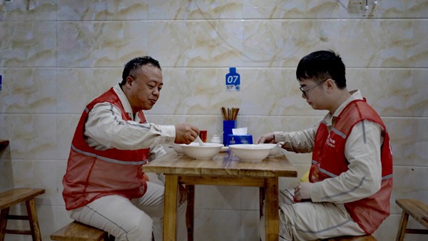 打卡榮昌羊肉湯。國網重慶永川供電公司供圖