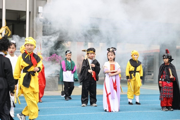 運動會開幕式上，同學們身著特色服飾演出。