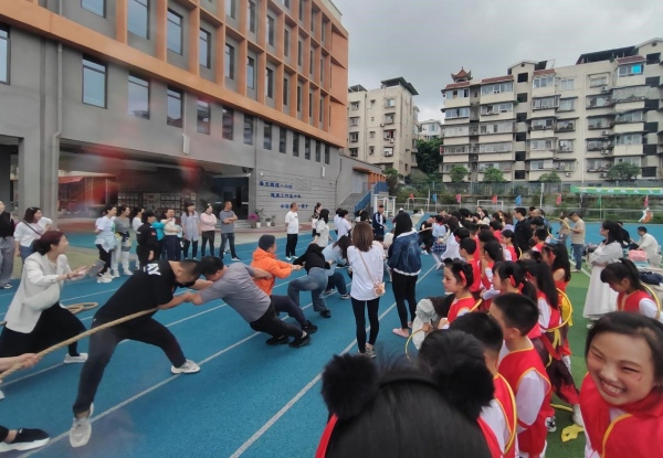 學生家長代表“火力全開”開展拔河比賽。