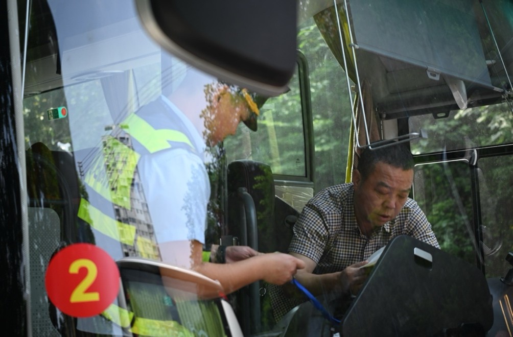 交通執法人員開展執法檢查。重慶市交通運輸執法總隊供圖