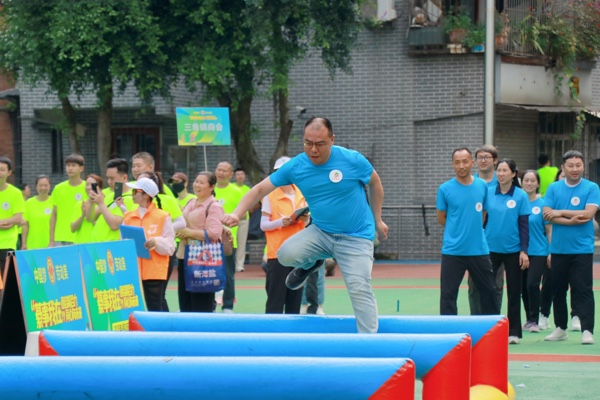 參賽隊員在同心越障接力賽中依次跨欄。胥世鵬攝