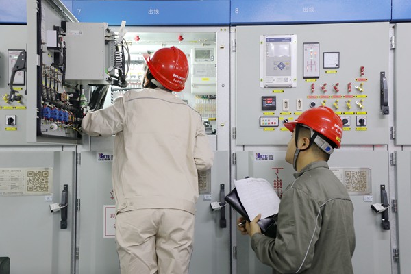 國網永川供電公司員工在220千伏許溪變電站檢查核對二次回路。國網永川供電公司供圖