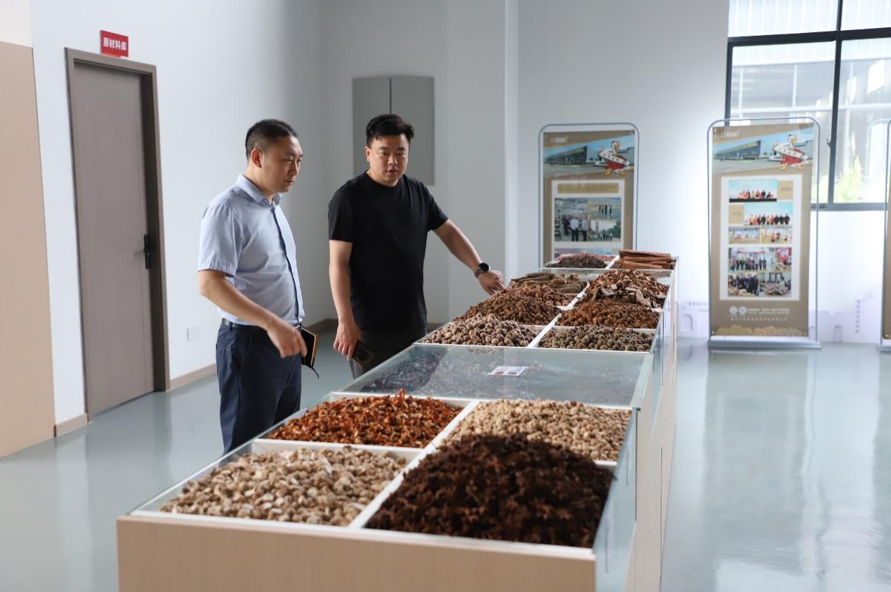 建行重慶榮昌支行普惠團隊走訪鹵鵝生產企業。建行重慶市分行供圖