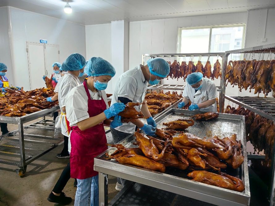 榮昌鹵鵝生產現場。建行重慶市分行供圖