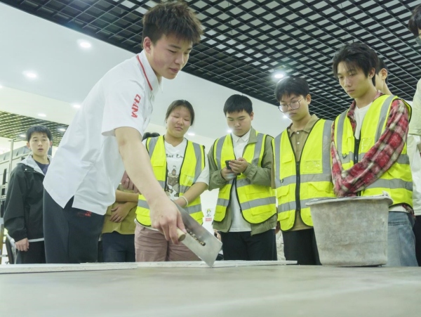 熊首鈺展示抹灰實操技巧。重慶工商職業學院供圖