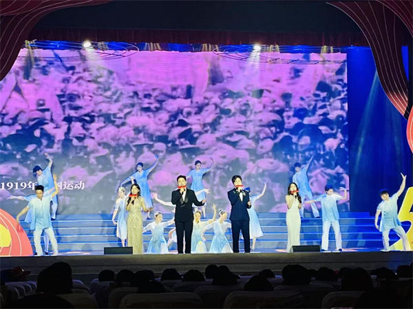 現場進行文藝表演。馬春鵬攝