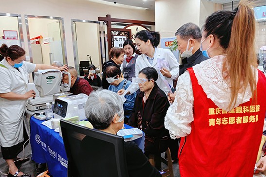 義診現場。重慶普瑞眼科醫院供圖