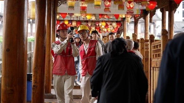 電力志愿者利用測溫儀檢查景區電力安全。賴小龍攝