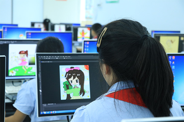 學生在書畫數字創客空間創作。江北區新村同創小學供圖