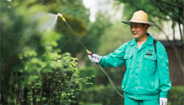 社區園林消毒。東原仁知服務供圖