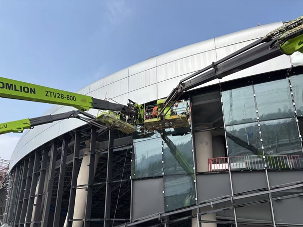 工人師傅們正在進行玻璃幕墻安裝作業。中建八局供圖