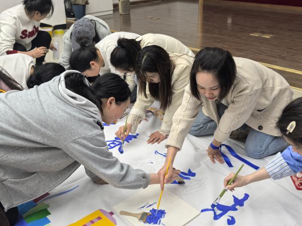 青年們積極參與活動。張艾雯攝