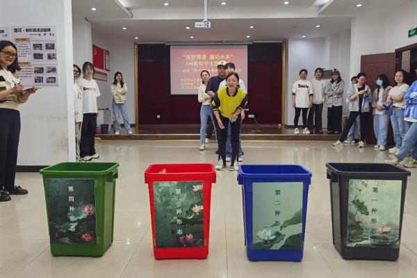 青年們積極參與活動。張艾雯攝