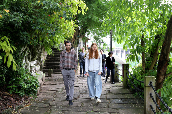 國際友人漫步在綦江區東溪古鎮。綦江區融媒體中心供圖