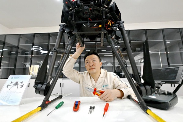 何濤維修無人機。國網重慶永川供電公司供圖