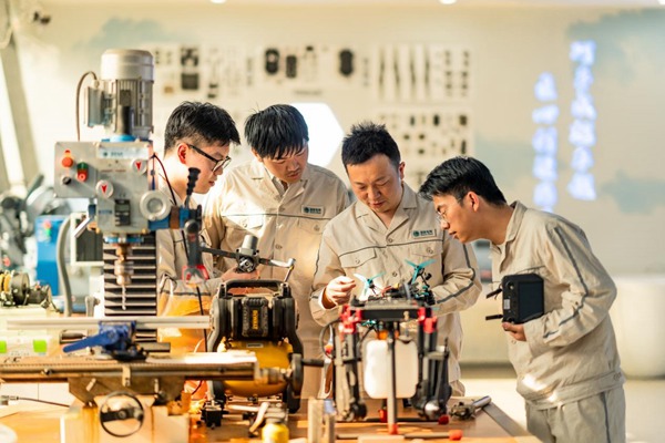 何濤團隊研發討論。國網重慶永川供電公司供圖