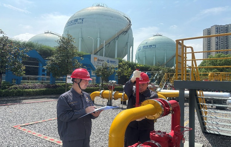 輸配分公司頭塘儲配站員工在工藝區巡檢設備。重慶燃氣集團供圖