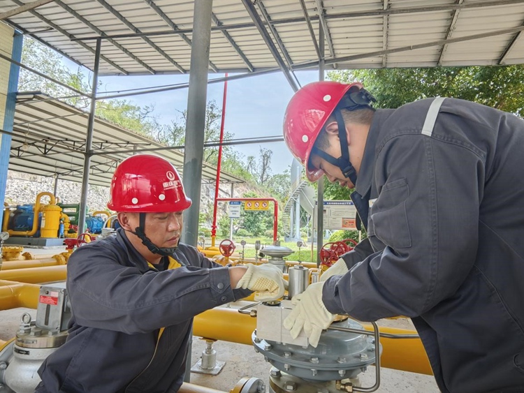 重慶燃氣集團北碚分公司文星灣儲配站設備維修人員正對調壓器等關鍵設備和設施進行細致的維護保養，確保供氣壓力的平穩運行。重慶燃氣集團供圖