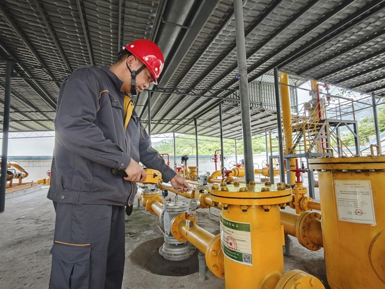 重慶燃氣集團北碚分公司文星灣儲配站員工在新槽房調壓計量站對在運過濾器進行濾芯清洗、維保工作。重慶燃氣集團供圖