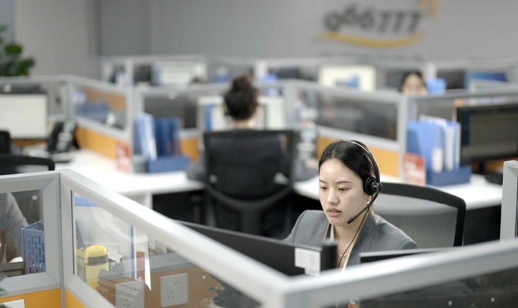 重慶燃氣集團熱線服務中心客服人員耐心解答客戶用氣疑問。重慶燃氣集團供圖