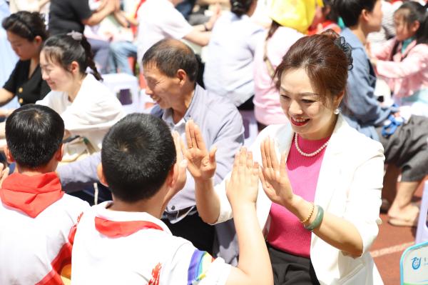 家庭互動。李澤建攝