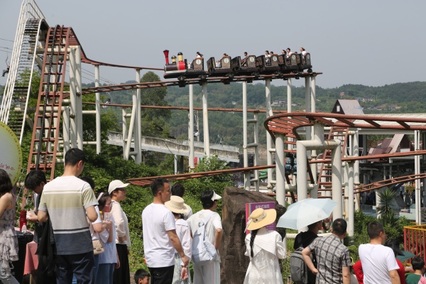 游客在景區排隊體驗游樂項目。景區供圖