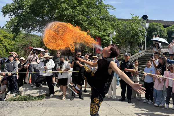 噴火表演上演，現場觀眾驚嘆連連。潼南區融媒體中心供圖