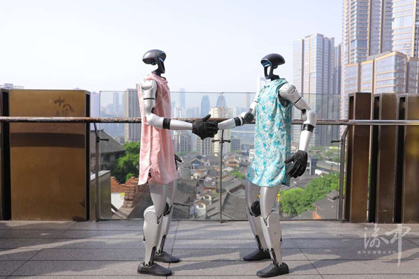 人形機器人亮相十八梯傳統風貌區。渝中區融媒體中心供圖