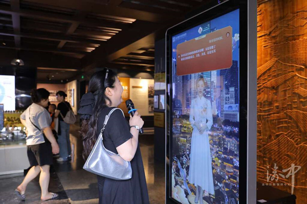 游客與“數字人”對話。渝中區融媒體中心供圖