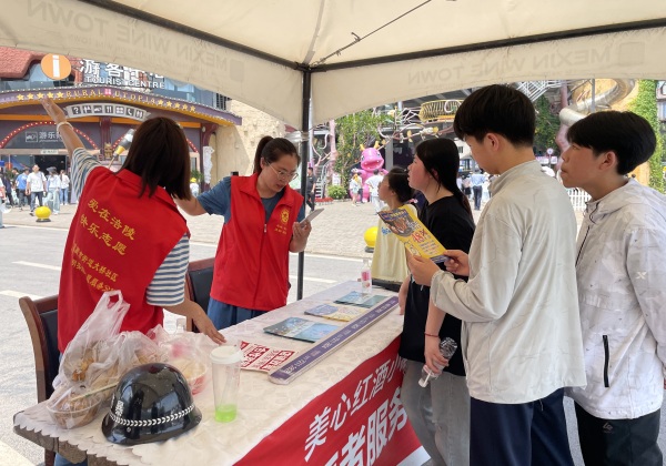 志愿者在為游客服務。景區供圖