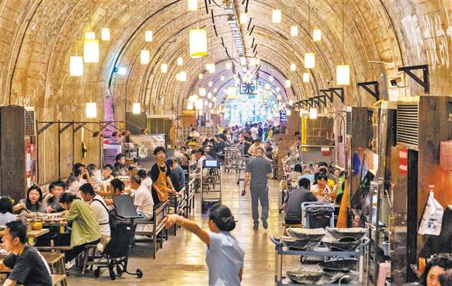 五月三日，渝北區一家以防空洞為經營場所的火鍋店，生意興隆?！拔逡弧逼陂g，重慶洞子火鍋成游客追捧的熱門美食。記者 張錦輝 攝\視覺重慶