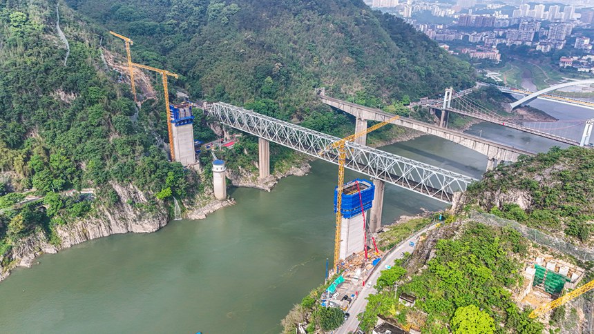 西渝高鐵嘉陵江特大橋施工現場。受訪單位供圖