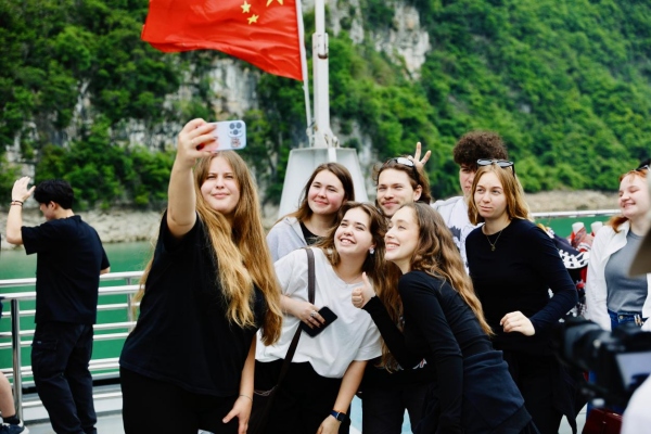 留學生合影留念。唐田婷攝