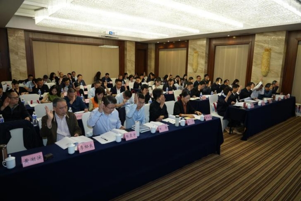 學會內部制度表決。王鑫攝