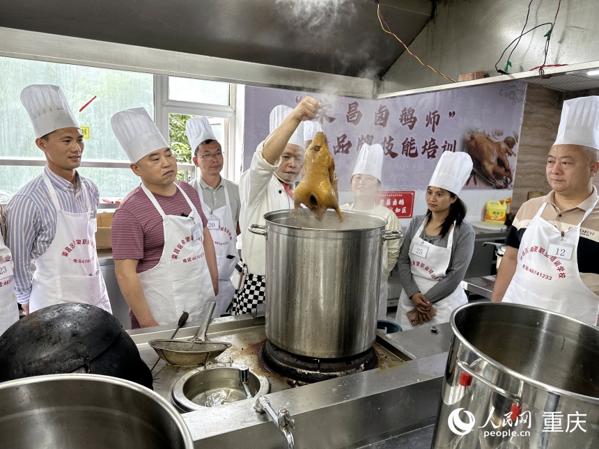 唐春暉（右三）和培訓班學員學習傳統鹵鵝制作技藝。人民網記者 劉政寧攝