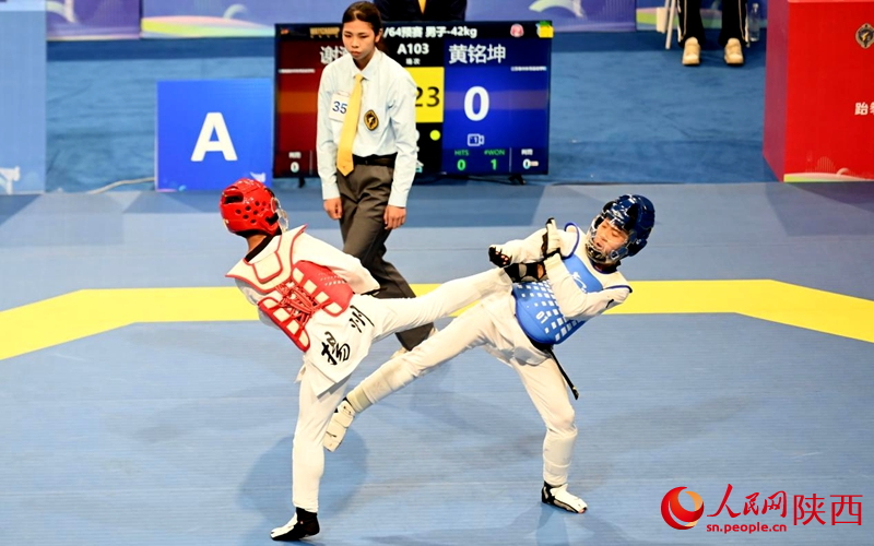 比賽現場，運動員激烈對決。人民網記者 白鴿攝