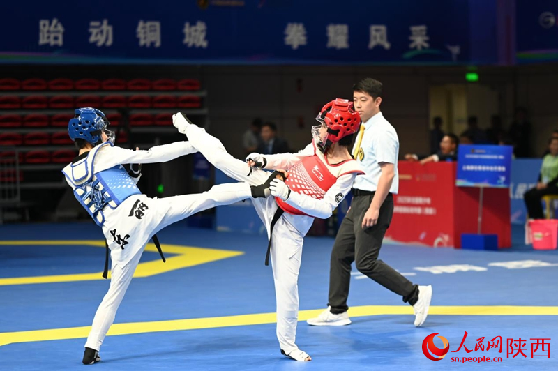 比賽現場，運動員激烈對決。人民網記者 白鴿攝