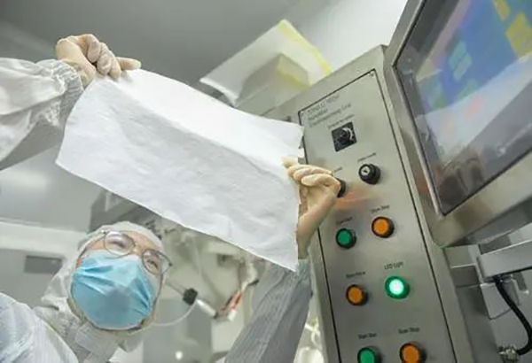 重慶生物智能制造研究院的科研人員對剛生產的可降解生物醫用材料進行初測。兩江協同創新區供圖